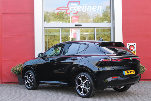 Alfa Romeo Tonale 1.3T PHEV 280PK SPRINT | ADAPTIVE CRUISE CONTROL | LED MATRIX KOPLAMPEN | STOEL/STUUR VERWARMING | PARKEERSENSOREN VOOR + ACHTER | ACHTERUITRIJ CAMERA | DRAADLOZE APPLE CARPLAY/ANDROID AUTO | NAVIGATIE | CLIMATE CONTROL | DRAADLOZE TELEFOONLADER |