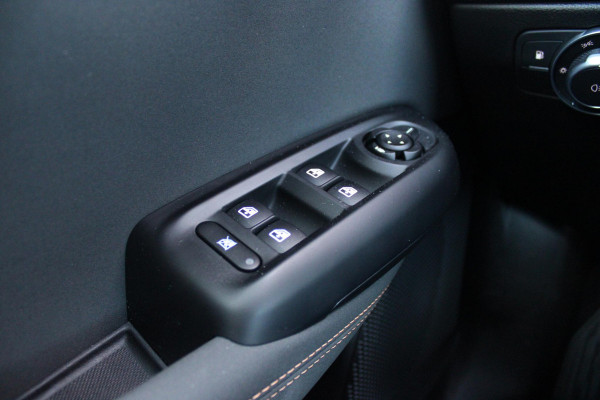 Alfa Romeo Tonale 1.3T PHEV 280PK SPRINT | ADAPTIVE CRUISE CONTROL | LED MATRIX KOPLAMPEN | STOEL/STUUR VERWARMING | PARKEERSENSOREN VOOR + ACHTER | ACHTERUITRIJ CAMERA | DRAADLOZE APPLE CARPLAY/ANDROID AUTO | NAVIGATIE | CLIMATE CONTROL | DRAADLOZE TELEFOONLADER |
