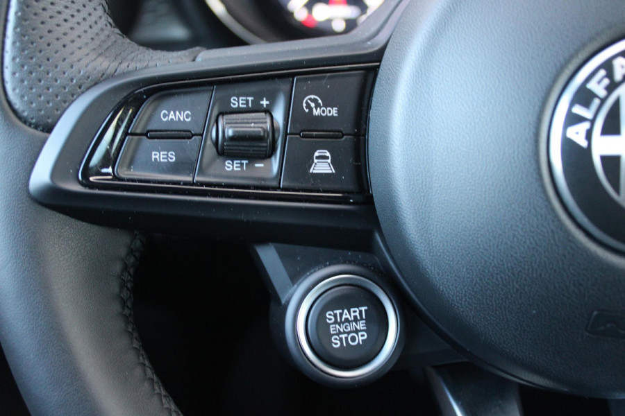Alfa Romeo Tonale 1.3T PHEV 280PK SPRINT | ADAPTIVE CRUISE CONTROL | LED MATRIX KOPLAMPEN | STOEL/STUUR VERWARMING | PARKEERSENSOREN VOOR + ACHTER | ACHTERUITRIJ CAMERA | DRAADLOZE APPLE CARPLAY/ANDROID AUTO | NAVIGATIE | CLIMATE CONTROL | DRAADLOZE TELEFOONLADER |