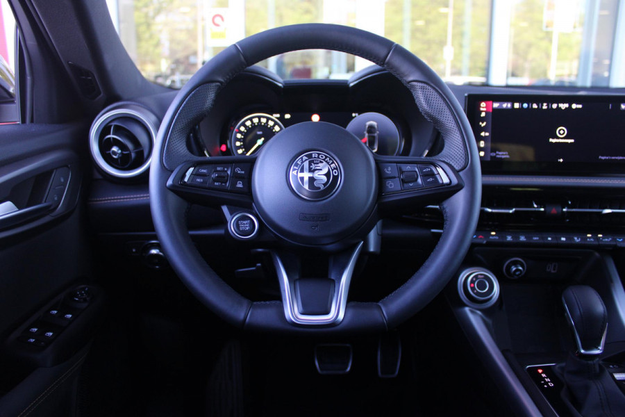 Alfa Romeo Tonale 1.3T PHEV 280PK SPRINT | ADAPTIVE CRUISE CONTROL | LED MATRIX KOPLAMPEN | STOEL/STUUR VERWARMING | PARKEERSENSOREN VOOR + ACHTER | ACHTERUITRIJ CAMERA | DRAADLOZE APPLE CARPLAY/ANDROID AUTO | NAVIGATIE | CLIMATE CONTROL | DRAADLOZE TELEFOONLADER |