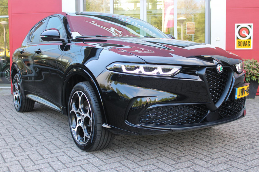 Alfa Romeo Tonale 1.3T PHEV 280PK SPRINT | ADAPTIVE CRUISE CONTROL | LED MATRIX KOPLAMPEN | STOEL/STUUR VERWARMING | PARKEERSENSOREN VOOR + ACHTER | ACHTERUITRIJ CAMERA | DRAADLOZE APPLE CARPLAY/ANDROID AUTO | NAVIGATIE | CLIMATE CONTROL | DRAADLOZE TELEFOONLADER |