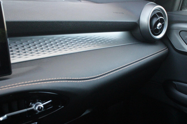 Alfa Romeo Tonale 1.3T PHEV 280PK SPRINT | ADAPTIVE CRUISE CONTROL | LED MATRIX KOPLAMPEN | STOEL/STUUR VERWARMING | PARKEERSENSOREN VOOR + ACHTER | ACHTERUITRIJ CAMERA | DRAADLOZE APPLE CARPLAY/ANDROID AUTO | NAVIGATIE | CLIMATE CONTROL | DRAADLOZE TELEFOONLADER |