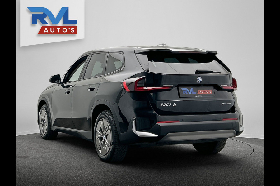 BMW iX1 XDrive30 Launch Edition 67 kWh | Carplay | SOH 99.6% | Leder | Harman/Kardon | Head-up display | Camera |