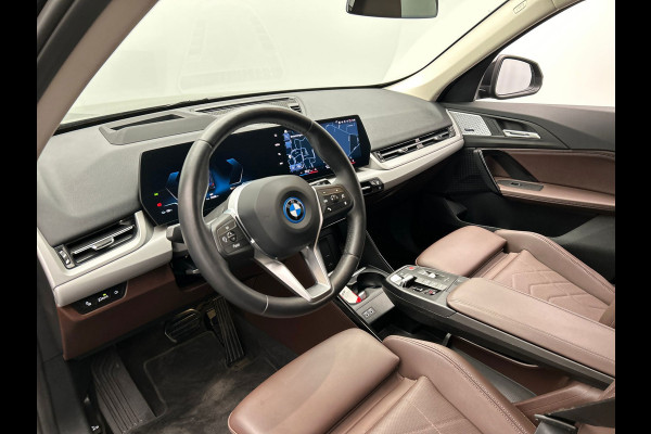 BMW iX1 XDrive30 Launch Edition 67 kWh | Carplay | SOH 99.6% | Leder | Harman/Kardon | Head-up display | Camera |