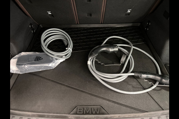 BMW iX1 XDrive30 Launch Edition 67 kWh | Carplay | SOH 99.6% | Leder | Harman/Kardon | Head-up display | Camera |