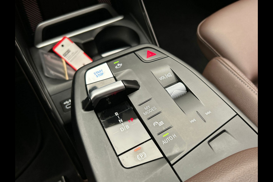 BMW iX1 XDrive30 Launch Edition 67 kWh | Carplay | SOH 99.6% | Leder | Harman/Kardon | Head-up display | Camera |