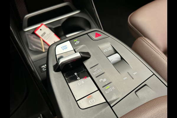 BMW iX1 XDrive30 Launch Edition 67 kWh | Carplay | SOH 99.6% | Leder | Harman/Kardon | Head-up display | Camera |