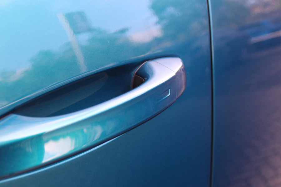 Peugeot E-5008 LAUNCH EDITION GT 325PK Dual Motor 73 kWh | PANORAMA SCHUIF / KANTELDAK | LEDEREN BEKLEDING NAPPA | ELEKTRISCH VERSTELBARE VOOR STOELEN, MET GEHEUGENFUNCTIE OP BESTUURDERSSTOEL | STOEL VERWARMING | STOEL MASAGE | ACHTERBANK VERWARMING | STUUR VERWARMING | WARMTE POMP | ALARM SYSTEEM | DRAADLOOS APPLE CARPLAY / ANDROID AUTO | DRAADLOZE TELEFOONLADER | VISIOPARK 360° HD CAMERA'S | DRIVE ASSIST 2.0 SEMI-AUTONOOMRIJDEN | SFEER VERLICHTING | DRAADLOZE TELEFOONLADER | ADAPTIVE CRUISE CONTROL | DODEHOEK DETECTIE | 7-PERSOONS |