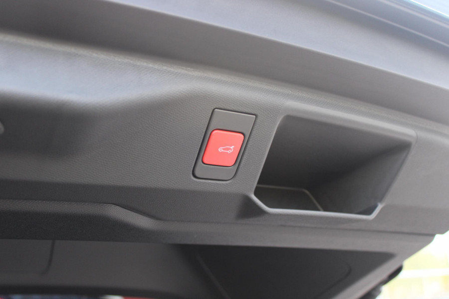 Peugeot E-5008 LAUNCH EDITION GT 325PK Dual Motor 73 kWh | PANORAMA SCHUIF / KANTELDAK | LEDEREN BEKLEDING NAPPA | ELEKTRISCH VERSTELBARE VOOR STOELEN, MET GEHEUGENFUNCTIE OP BESTUURDERSSTOEL | STOEL VERWARMING | STOEL MASAGE | ACHTERBANK VERWARMING | STUUR VERWARMING | WARMTE POMP | ALARM SYSTEEM | DRAADLOOS APPLE CARPLAY / ANDROID AUTO | DRAADLOZE TELEFOONLADER | VISIOPARK 360° HD CAMERA'S | DRIVE ASSIST 2.0 SEMI-AUTONOOMRIJDEN | SFEER VERLICHTING | DRAADLOZE TELEFOONLADER | ADAPTIVE CRUISE CONTROL | DODEHOEK DETECTIE | 7-PERSOONS |