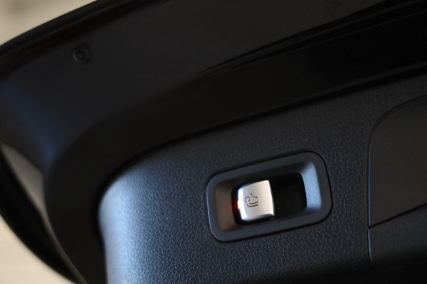 Mercedes-Benz EQC 400 4MATIC AMG 80 kWh NAP HEAD-UP 360 Camera BLIS BURMS TREKHAAK Schuifldak LEASE V/A € 223,- P.M. INRUIL MOG