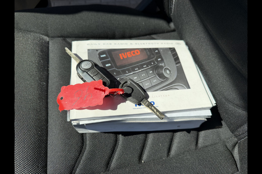 Iveco Daily 35S14V 2.3 automaat 410 L4H2 DC 6 persoons / vaste prijs rijklaar € 29.950 ex btw / ideale motorsport bus / euro 6 / bpm vrij / cruise en climate control / trekhaak 3500 kg !