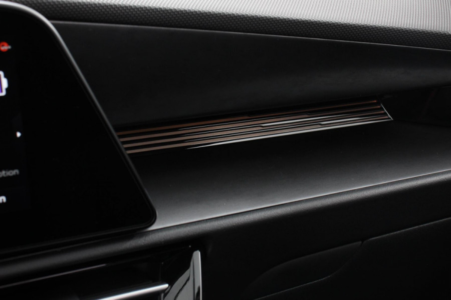 Kia Niro EV DynamicPlusLine 64.8 kWh Nieuw Model! | Navigatie Half Leder Schuif-kantel dak Electrisch bedienbare achterklep DAB Led Camera