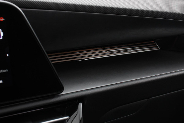 Kia Niro EV DynamicPlusLine 64.8 kWh Nieuw Model! | Navigatie Half Leder Schuif-kantel dak Electrisch bedienbare achterklep DAB Led Camera