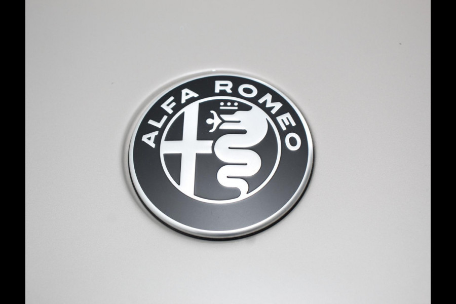 Alfa Romeo junior Elettrica Automaat 156PK Adaptieve Cruise Control LMV 18 inch Full Led Matrix Parkeer sensoren Navigatie Apple Carplay / Android auto  Climate Control