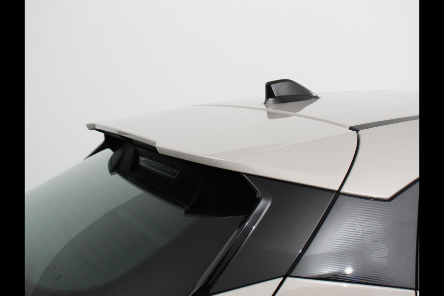 Alfa Romeo junior Elettrica Automaat 156PK Adaptieve Cruise Control LMV 18 inch Full Led Matrix Parkeer sensoren Navigatie Apple Carplay / Android auto  Climate Control