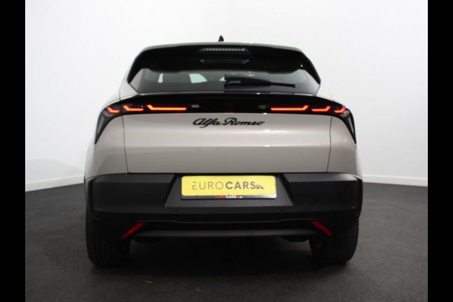 Alfa Romeo junior Elettrica Automaat 156PK Adaptieve Cruise Control LMV 18 inch Full Led Matrix Parkeer senoren Navigatie Apple Carplay / Android auto  Climate Control