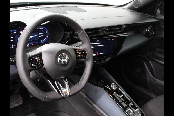 Alfa Romeo junior Elettrica Automaat 156PK Adaptieve Cruise Control LMV 18 inch Full Led Matrix Parkeer senoren Navigatie Apple Carplay / Android auto  Climate Control