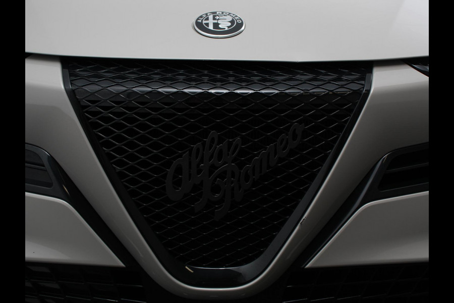 Alfa Romeo junior Elettrica Automaat 156PK Adaptieve Cruise Control LMV 18 inch Full Led Matrix Parkeer senoren Navigatie Apple Carplay / Android auto  Climate Control