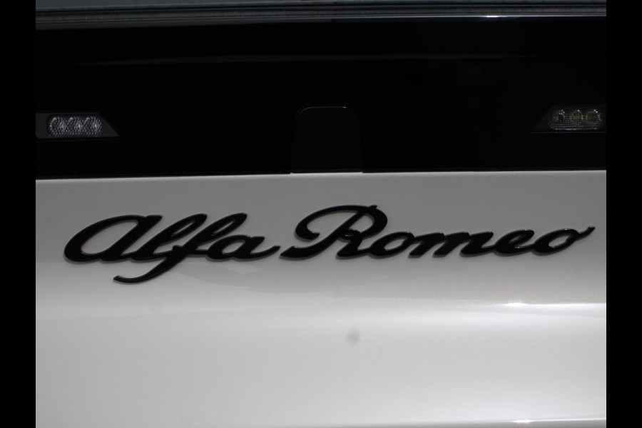 Alfa Romeo junior Elettrica Automaat 156PK Adaptieve Cruise Control LMV 18 inch Full Led Matrix Parkeer senoren Navigatie Apple Carplay / Android auto  Climate Control