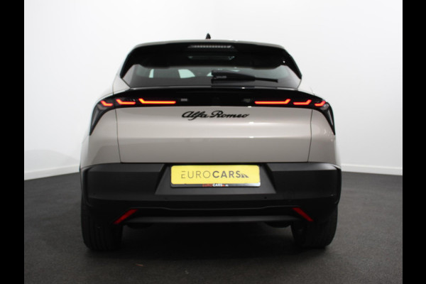 Alfa Romeo junior Elettrica Automaat 156PK Adaptieve Cruise Control LMV 18 inch Full Led Matrix Parkeer senoren Navigatie Apple Carplay / Android auto  Climate Control