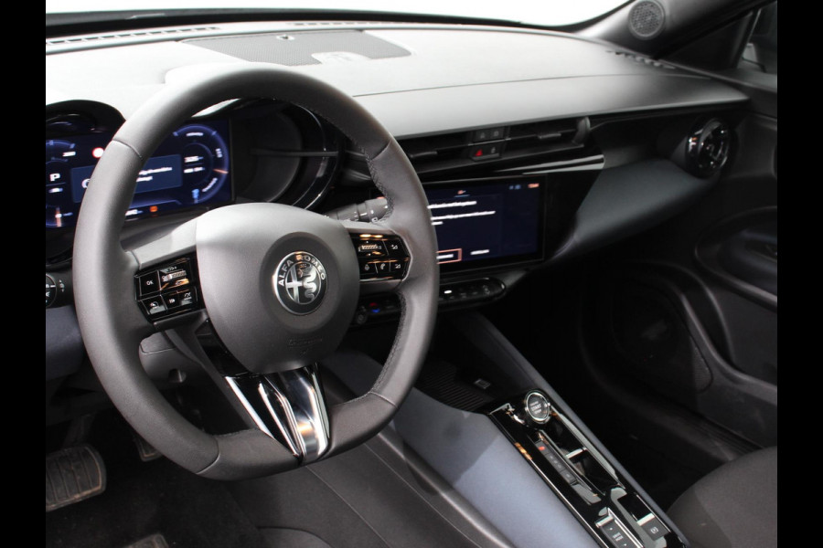 Alfa Romeo junior Elettrica Automaat 156PK Adaptieve Cruise Control LMV 18 inch Full Led Matrix Parkeer senoren Navigatie Apple Carplay / Android auto  Climate Control