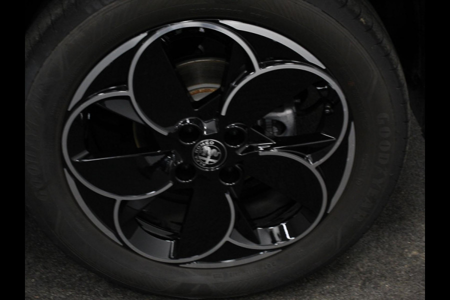 Alfa Romeo junior Elettrica Automaat 156PK Adaptieve Cruise Control LMV 18 inch Full Led Matrix Parkeer senoren Navigatie Apple Carplay / Android auto  Climate Control