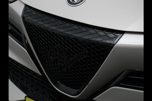 Alfa Romeo junior Elettrica Automaat 156PK Adaptieve Cruise Control LMV 18 inch Full Led Matrix Parkeer senoren Navigatie Apple Carplay / Android auto  Climate Control