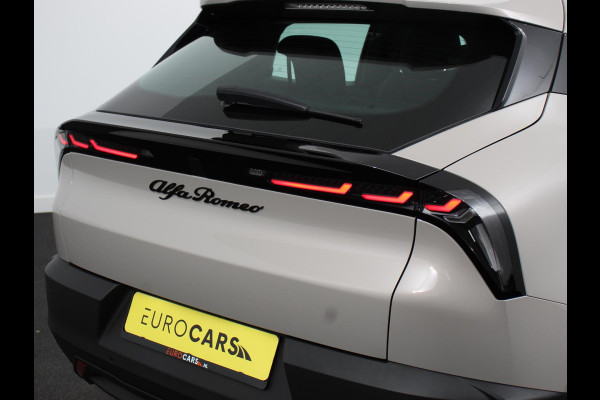 Alfa Romeo junior Elettrica Automaat 156PK Adaptieve Cruise Control LMV 18 inch Full Led Matrix Parkeer senoren Navigatie Apple Carplay / Android auto  Climate Control