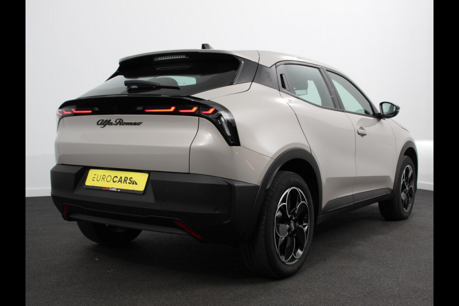 Alfa Romeo junior Elettrica Automaat 156PK Adaptieve Cruise Control LMV 18 inch Full Led Matrix Parkeer senoren Navigatie Apple Carplay / Android auto  Climate Control