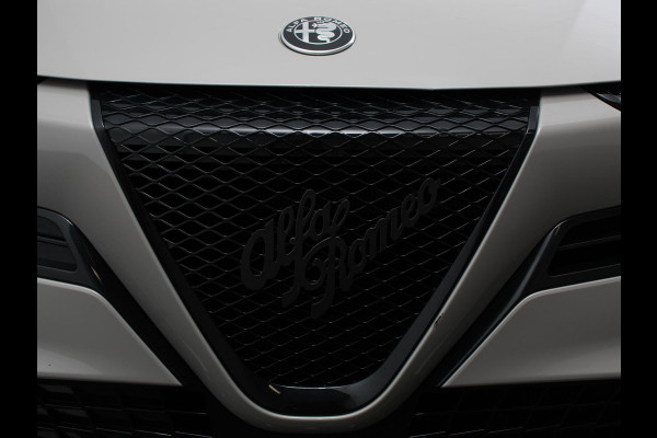 Alfa Romeo junior Elettrica Automaat 156PK Adaptieve Cruise Control LMV 18 inch Full Led Matrix Parkeer senoren Navigatie Apple Carplay / Android auto  Climate Control