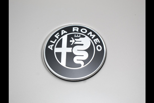 Alfa Romeo junior Elettrica Automaat 156PK Adaptieve Cruise Control LMV 18 inch Full Led Matrix Parkeer senoren Navigatie Apple Carplay / Android auto  Climate Control