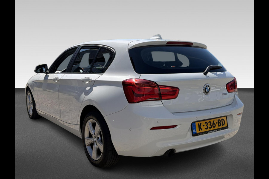 BMW 1-serie 118i Executive Automaat Incl. Stoelverwarming | Lederen stoelen| Parkeersensoren | Navigatie