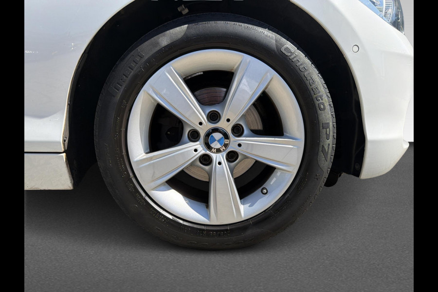 BMW 1-serie 118i Executive Automaat Incl. Stoelverwarming | Lederen stoelen| Parkeersensoren | Navigatie