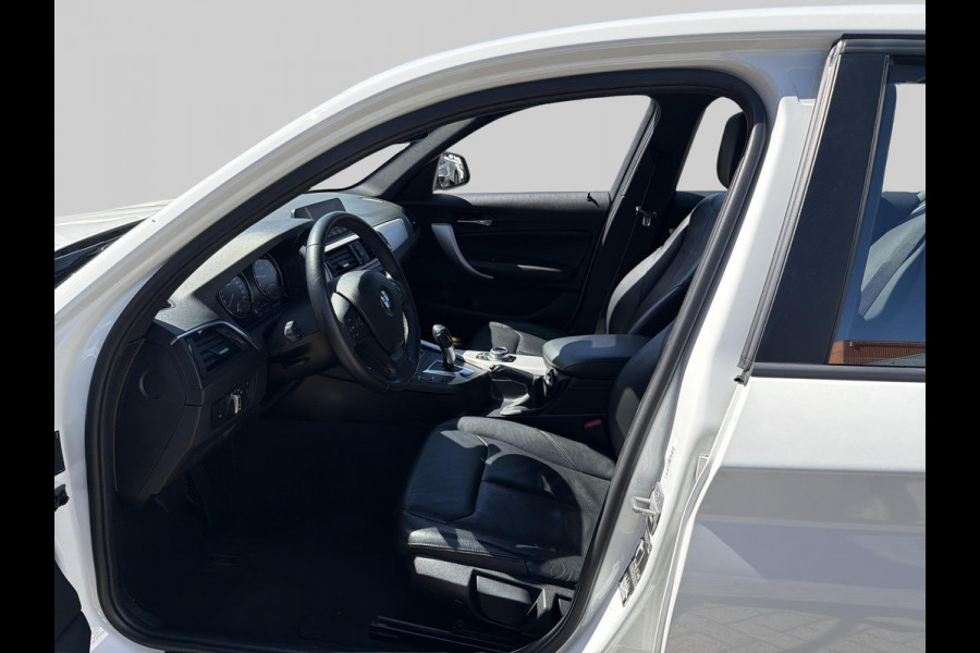 BMW 1-serie 118i Executive Automaat Incl. Stoelverwarming | Lederen stoelen| Parkeersensoren | Navigatie