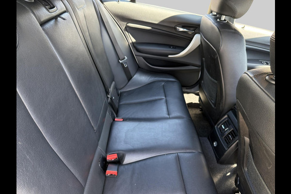 BMW 1-serie 118i Executive Automaat Incl. Stoelverwarming | Lederen stoelen| Parkeersensoren | Navigatie