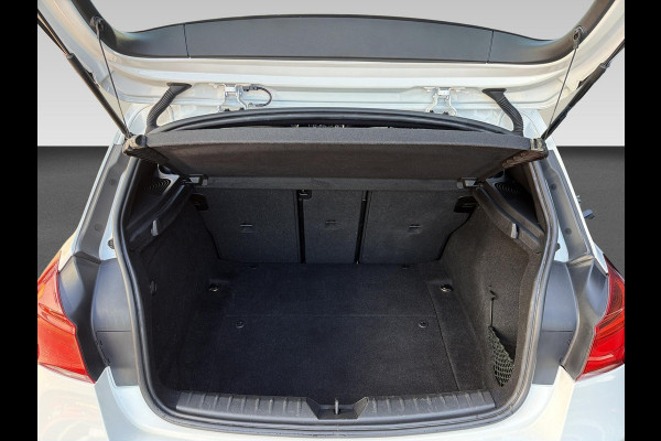 BMW 1-serie 118i Executive Automaat Incl. Stoelverwarming | Lederen stoelen| Parkeersensoren | Navigatie