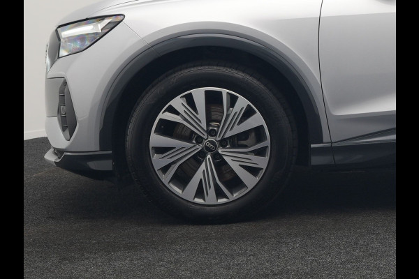 Audi Q4 e-tron 50 quattro Advanced edition 77 kWh 300pk Dealer O.H. | Apple Carplay | Voorstoelen Verwarmd | Navigatie Plus | 19"L.M | LED | Cruise Control | DAB | Virtual |