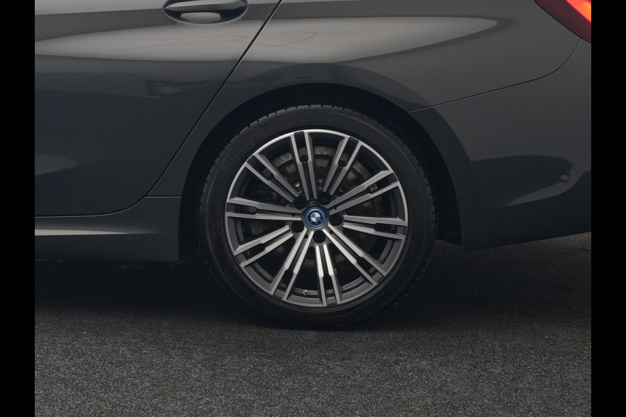 BMW 3 Serie Touring 330e M Sport 293pk Dealer O.H. Dravitgrau | Panodak | Adaptive Cruise | Camera | Lederen Sportstoelen Memory & Verwarmd | Sfeerverlichting | Stuur Verwarmd | Hifi Audio | Blis | Keyless | Apple Carplay | Plug In Hybrid |