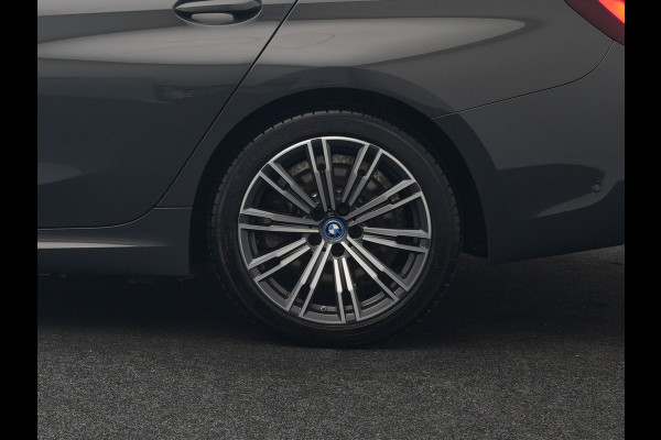 BMW 3 Serie Touring 330e M Sport 293pk Dealer O.H. Dravitgrau | Panodak | Adaptive Cruise | Camera | Lederen Sportstoelen Memory & Verwarmd | Sfeerverlichting | Stuur Verwarmd | Hifi Audio | Blis | Keyless | Apple Carplay | Plug In Hybrid |