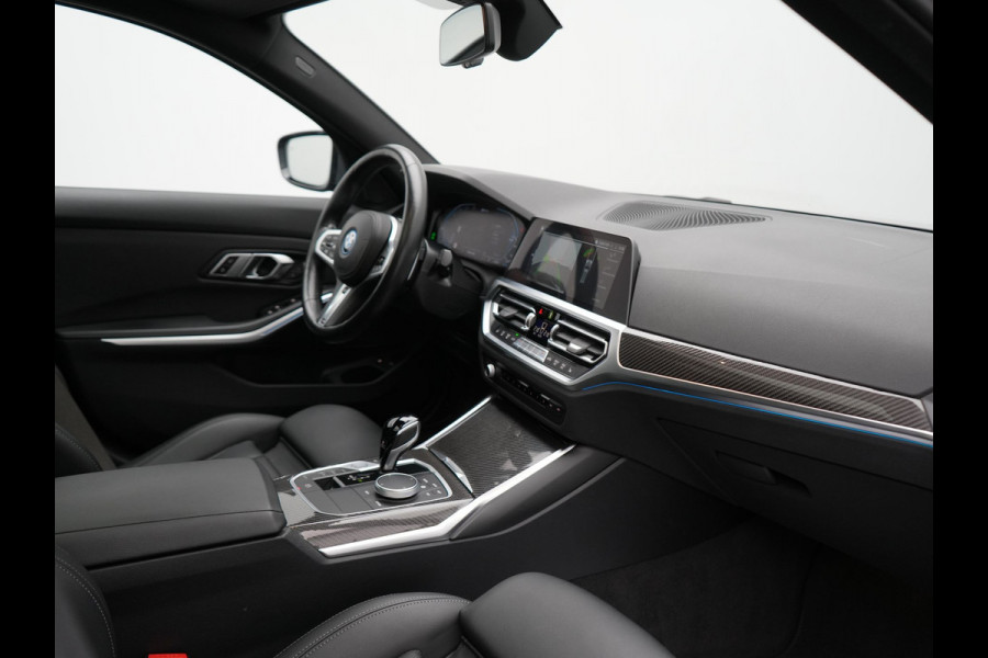 BMW 3 Serie Touring 330e M Sport 293pk Dealer O.H. Dravitgrau | Panodak | Adaptive Cruise | Camera | Lederen Sportstoelen Memory & Verwarmd | Sfeerverlichting | Stuur Verwarmd | Hifi Audio | Blis | Keyless | Apple Carplay | Plug In Hybrid |