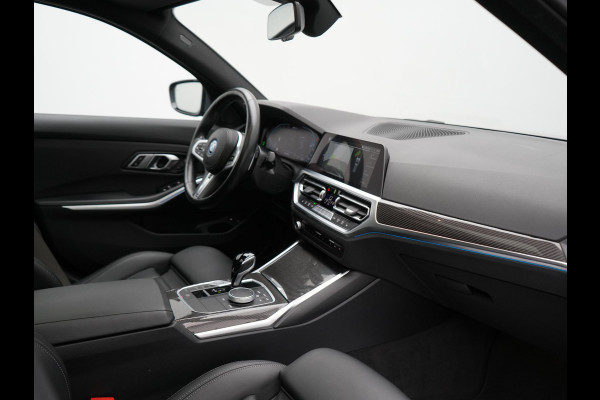 BMW 3 Serie Touring 330e M Sport 293pk Dealer O.H. Dravitgrau | Panodak | Adaptive Cruise | Camera | Lederen Sportstoelen Memory & Verwarmd | Sfeerverlichting | Stuur Verwarmd | Hifi Audio | Blis | Keyless | Apple Carplay | Plug In Hybrid |