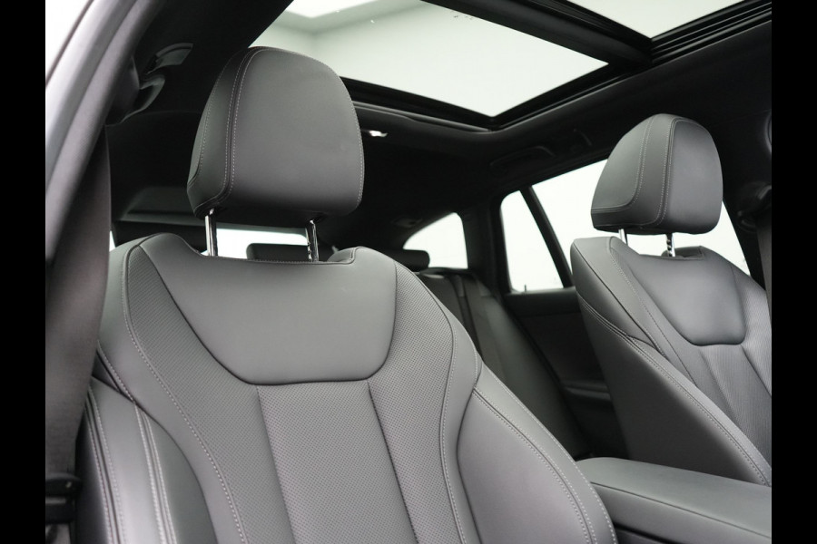 BMW 3 Serie Touring 330e M Sport 293pk Dealer O.H. Dravitgrau | Panodak | Adaptive Cruise | Camera | Lederen Sportstoelen Memory & Verwarmd | Sfeerverlichting | Stuur Verwarmd | Hifi Audio | Blis | Keyless | Apple Carplay | Plug In Hybrid |