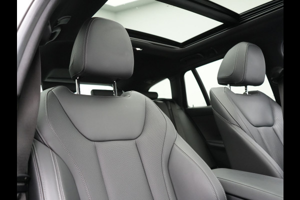BMW 3 Serie Touring 330e M Sport 293pk Dealer O.H. Dravitgrau | Panodak | Adaptive Cruise | Camera | Lederen Sportstoelen Memory & Verwarmd | Sfeerverlichting | Stuur Verwarmd | Hifi Audio | Blis | Keyless | Apple Carplay | Plug In Hybrid |