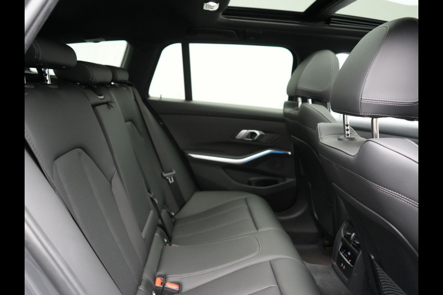 BMW 3 Serie Touring 330e M Sport 293pk Dealer O.H. Dravitgrau | Panodak | Adaptive Cruise | Camera | Lederen Sportstoelen Memory & Verwarmd | Sfeerverlichting | Stuur Verwarmd | Hifi Audio | Blis | Keyless | Apple Carplay | Plug In Hybrid |