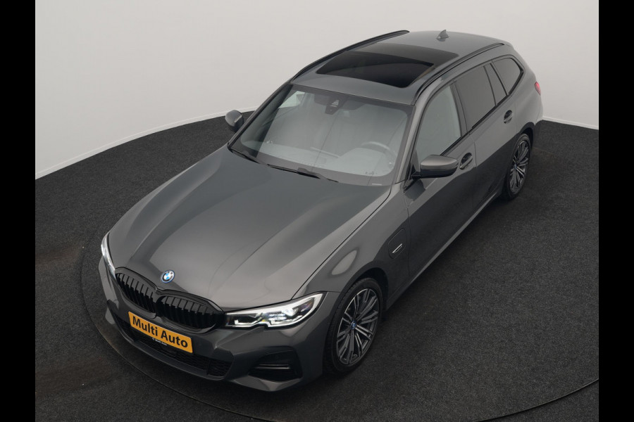 BMW 3 Serie Touring 330e M Sport 293pk Dealer O.H. Dravitgrau | Panodak | Adaptive Cruise | Camera | Lederen Sportstoelen Memory & Verwarmd | Sfeerverlichting | Stuur Verwarmd | Hifi Audio | Blis | Keyless | Apple Carplay | Plug In Hybrid |