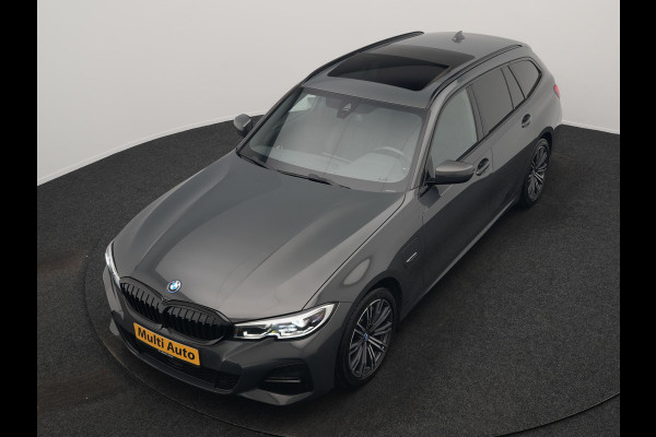 BMW 3 Serie Touring 330e M Sport 293pk Dealer O.H. Dravitgrau | Panodak | Adaptive Cruise | Camera | Lederen Sportstoelen Memory & Verwarmd | Sfeerverlichting | Stuur Verwarmd | Hifi Audio | Blis | Keyless | Apple Carplay | Plug In Hybrid |