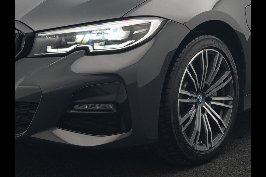 BMW 3 Serie Touring 330e M Sport 293pk Dealer O.H. Dravitgrau | Panodak | Adaptive Cruise | Camera | Lederen Sportstoelen Memory & Verwarmd | Sfeerverlichting | Stuur Verwarmd | Hifi Audio | Blis | Keyless | Apple Carplay | Plug In Hybrid |