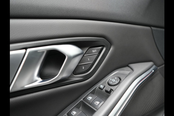 BMW 3 Serie Touring 330e M Sport 293pk Dealer O.H. Dravitgrau | Panodak | Adaptive Cruise | Camera | Lederen Sportstoelen Memory & Verwarmd | Sfeerverlichting | Stuur Verwarmd | Hifi Audio | Blis | Keyless | Apple Carplay | Plug In Hybrid |