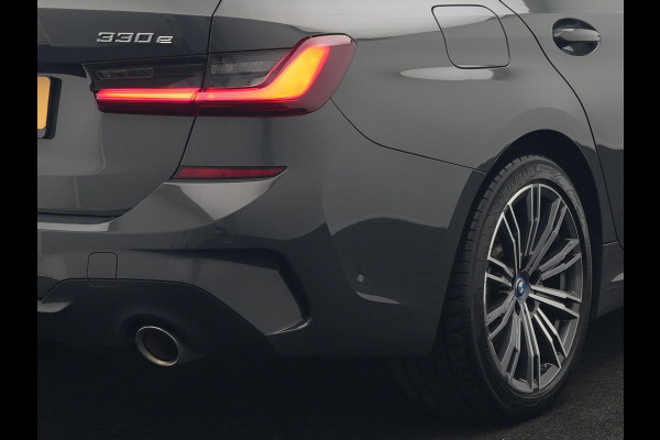 BMW 3 Serie Touring 330e M Sport 293pk Dealer O.H. Dravitgrau | Panodak | Adaptive Cruise | Camera | Lederen Sportstoelen Memory & Verwarmd | Sfeerverlichting | Stuur Verwarmd | Hifi Audio | Blis | Keyless | Apple Carplay | Plug In Hybrid |