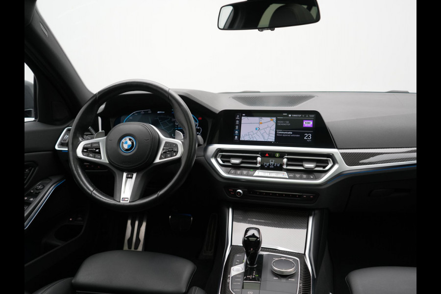 BMW 3 Serie Touring 330e M Sport 293pk Dealer O.H. Dravitgrau | Panodak | Adaptive Cruise | Camera | Lederen Sportstoelen Memory & Verwarmd | Sfeerverlichting | Stuur Verwarmd | Hifi Audio | Blis | Keyless | Apple Carplay | Plug In Hybrid |